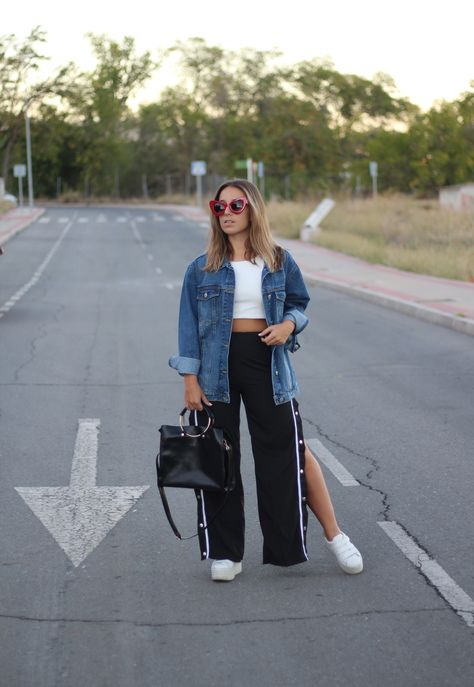 Side slits button up pants. Sporty casual fall outfit. Trendencies Adidas Side Button Pants Outfit, Must Have Pants, Pants With Side Slits, White Leather Pants, Simple Street Style, Sporty Outfit, Airport Outfits, Pants Adidas, Fiesta Outfit