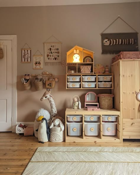 Can’t get enough of these tones. Absolutely gorgeous gallery combo @reno_on_the_park Ft Too Cool For You Les Coquillages - Clay #girlsroom #girlsroominspo #girlsroomdecor #girlsroomdecor #girlsroomideas #reno #mummybloggers #mummyblogger #ukmummyblogger #scandiboho #scandinavian #scandihome #minimalhome #minimalhomedecor Toddler Animal Room, Boho Toddler Room, Animal Themed Bedroom, Animal Kids Room, Fun Nursery, Scandi Boho, Scandi Home, Baby Room Inspiration, Twins Room