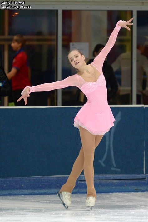 Madeleine Lidholm Torgersen skating her long program at the 2013 Advanced Novice NRW Trophy. Figur Skating Dress, Figure Skating Outfits Competition, Figure Skating Outfit Ideas, Ice Skating Costumes Dresses, Figure Skating Outfits Costumes, Ice Skating Dresses Costumes, Ice Skating Costumes, Figure Skating Competition Dresses, Figure Skating Outfits