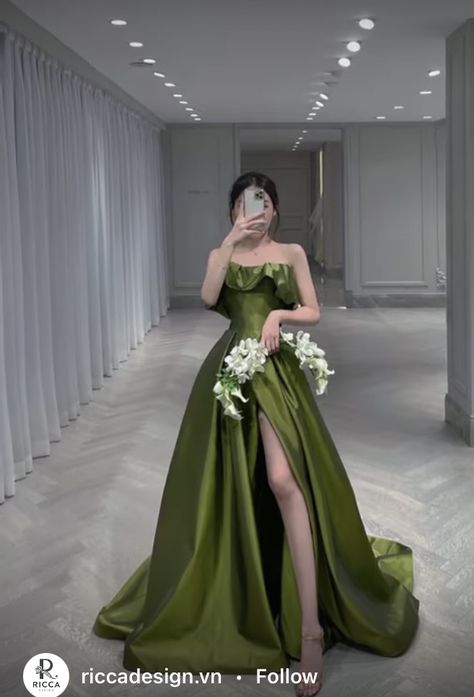 Green Ball Gown Princesses, Vestidos Juveniles Aesthetic, Light Green Ball Gown, Green Ball Gown, Bridal Party Gowns, Ball Gowns Princess, Designer Evening Gowns, Princess Ball Gowns, Dream Wedding Ideas Dresses