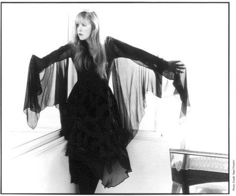 Rhiannon rings like a bell through the night... Stevie Nicks Costume, Stevie Nicks Style, Lindsey Buckingham, Stevie Nicks Fleetwood Mac, Stevie Nicks, Fleetwood Mac, Look Vintage, Rock Style, Stevia