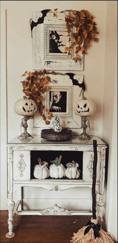 Chic Halloween Decor Living Room, Neutral Halloween, Halloween House Decoration, Halloween Mantel, Boho Halloween, Homemade Halloween Decorations, Farmhouse Halloween, Halloween Decorating Ideas, Halloween Centerpiece