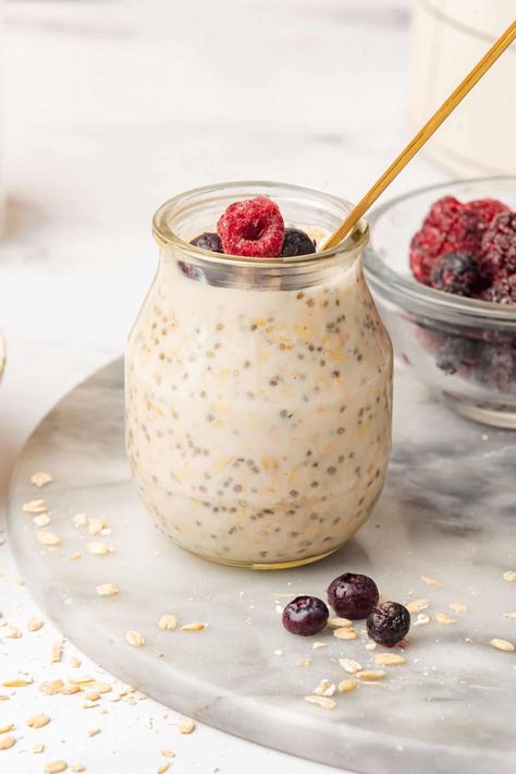 Vanilla Overnight Oats Vanilla Overnight Oats, Vanilla Oatmeal, Best Overnight Oats Recipe, Chocolate Chia Seed Pudding, Protein Overnight Oats, Oat Recipes Healthy, Prediabetic Diet, Overnight Oats Recipe Healthy, Oats Recipe