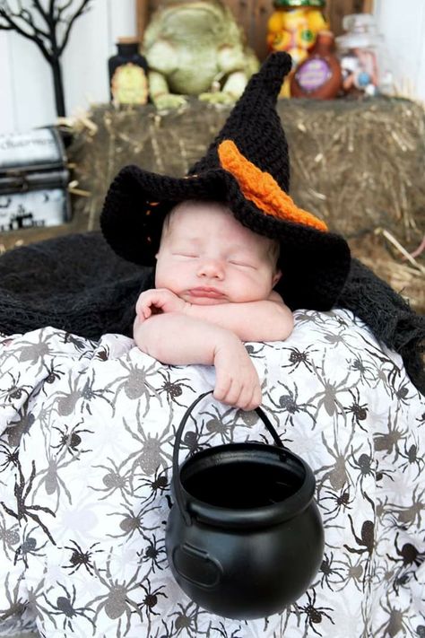 Newborn Witch Costume, Newborn Witch Photography, Spooky Newborn Photoshoot, Halloween Photoshoot Newborn, Newborn Photoshoot Halloween, Halloween Ideas For Newborns, Newborn Halloween Activities, First Halloween Pictures Newborn, Newborn October Photoshoot