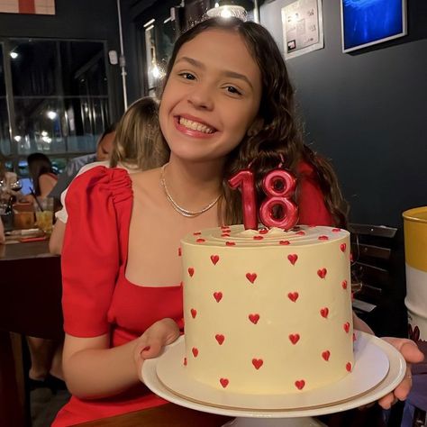 Cute 18th Birthday Cake Ideas, Red Minimalist Cake, 18th Cake Designs, Simple Red Birthday Cake, 18birthday Cake Aesthetic, Aesthetic Red Birthday Cake, 18bday Cake, Cake Ideas For 18th Birthday Girl, Minimalist Heart Cake