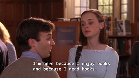 #rory #rorygilmore #gilmoregirls #alexisbledel #2000s #yale #books #booktwt #bookworm #booklover Reading Twilight, Yale Rory, Rory Gilmore Core, October Moodboard, Rory Gilmore Reading, Beauty With Brain, Personal Dictionary, Reading Quote, Watch Gilmore Girls