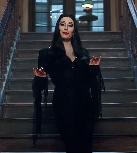 Morticia Addams 1991 Aesthetic, Morticia Addams 1991, Morticia Addams Aesthetic, Morticia Addams Makeup, Morticia Addams Costume, Comic Christmas, Morticia And Gomez Addams, Addams Family Costumes, Gomez And Morticia