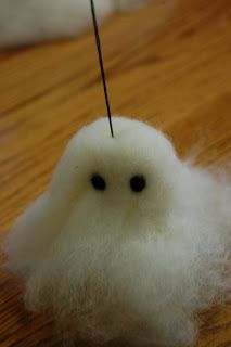 'Tis the night when up in the sky You might see a ghost come gliding by, Fear not, he is friendly you see For once he was human, like you a... Felted Ghost, Ghost Tutorial, Fall Pumpkin Crafts, Ghost Diy, Needle Felting Diy, Felt Pumpkins, Wool Felt Projects, Felt Crafts Diy, Needle Felting Tutorials