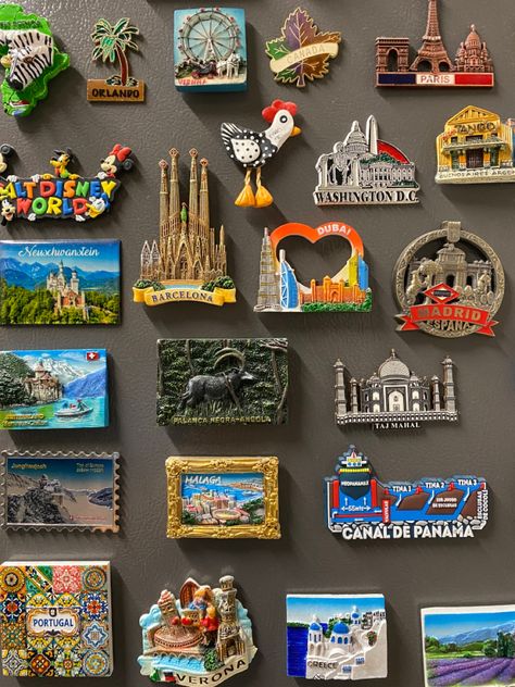 Refrigerator Magnets Aesthetic, Souvenir Travel Collection, Fridge Magnet Collection, Travel Magnet Display Ideas, Fridge Magnets Display, Fridge Magnet Ideas, Travel Magnets, Souvenir Display, Disney Room Decor