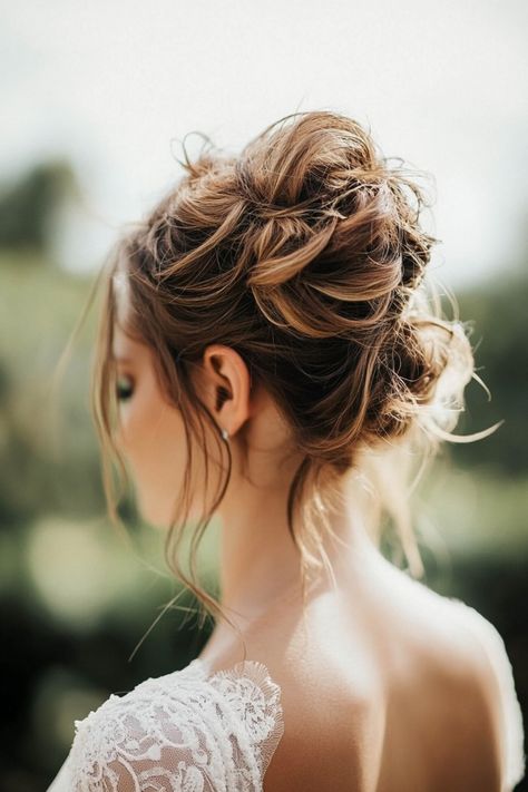 These 35+ bridal high bun hairstyles are tailored to perfection! Ideal for sleek minimalist dresses or detailed ball gowns, these buns are every bride’s dream. Find the style that matches your personality and say “I do” in style. View the full list! #brideideas #weddingupdos #bridaltrends High Bun Bridal, Bridal High Bun, Bun Bridal Hairstyles, High Bun Wedding Hairstyles, High Bun Wedding, High Bun Hairstyles, Auburn Highlights, Beautiful Bridal Hair, Bridal Hair Updo