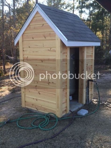 Well Houses Cover Ideas, Diy Pump House How To Build, Water Pump House Ideas, Water Well Pump Cover Ideas Outdoor, Farmhouse Well Pump House, Well Pump House Plans, How To Build A Well House, Well Houses Ideas, Well Shed Ideas