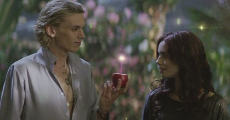 Jamie Campbell Bower and Lily Collins as Jace Wayland and Clary Fray in The Mortal Instruments: City of Bones (2013). #TheMortalInstruments #Cityofbones #2013 #JamieCampbellBower #LilyCollins #JaceWayland #ClaryFray #CassandraClare #movie Jace Wayland And Clary Fray, Jace And Clary, Clary And Jace, Comfort Movies, Jace Wayland, Clary Fray, Shadowhunter Chronicles, Jamie Campbell, Jamie Campbell Bower