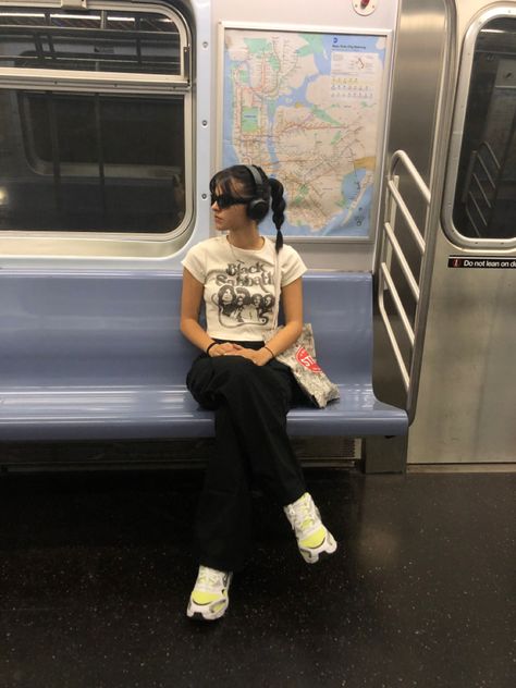 Subway Poses Aesthetic, Nyc Aesthetic Photoshoot, Aesthetic Subway Pictures, New York City Fashion Street Style, Nyc Cool Girl Aesthetic, Subway Pictures Aesthetic, Insta Photo Ideas Nyc, Subway Instagram Pictures, City Girl Outfits Summer