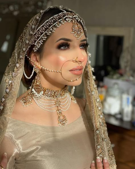 Matha Patti Bridal Pakistani, Desi Bride Makeup, Cute Makeup Hacks, Nikah Makeup, Desi Bridal Makeup, Nikkah Ideas, Mehndi Makeup, Pakistan Bridal, Asian Bridal Makeup