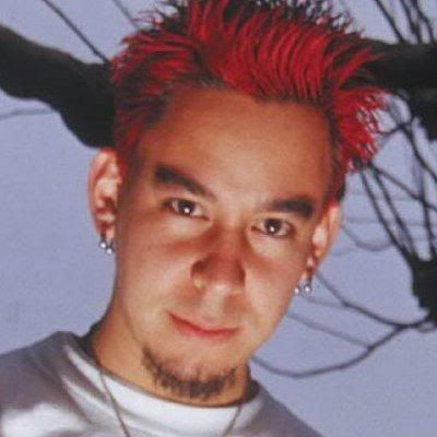 Mike Shinoda Linkin Park Mike Linkin Park, Linkin Park Pfp, Mike Shinoda 2000, Linkin Park 2000, 2000 Photoshoot, Blue And Red Hair, Y2k Rockstar, Record Painting, Weird Look