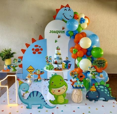 Boy Birthday Theme Ideas, Dinosaur Backdrop Ideas, Dino Theme Birthday, Dinasour Birthday, Dino Party Decorations, Baby Dinosaur Party, Balloon Birthday Themes, Baby Boy Birthday Themes, Dinosaur Birthday Decorations