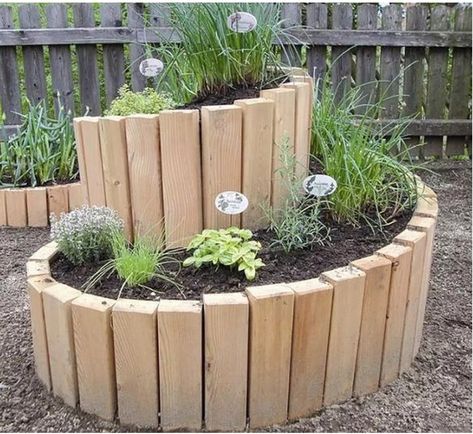 Inexpensive Raised Garden Beds, Herb Spiral, Spiral Garden, Building A Raised Garden, Diy Raised Garden, Raised Garden Beds Diy, Small Backyard Gardens, Pallet Garden, Pallets Garden