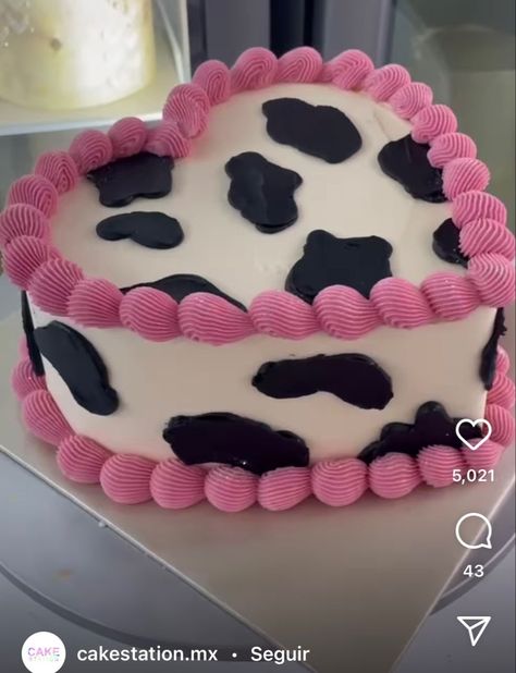 Cow Pink Cake, Pink Cowgirl Birthday Party Aesthetic, Pink Cow Birthday Cake, Cowgirl Bday Cake, Pink Cow Print Birthday Cake, Space Cowgirl Birthday Cake, Tortas Aesthetic 15, Easy Cow Cake, Space Cowgirl Cake