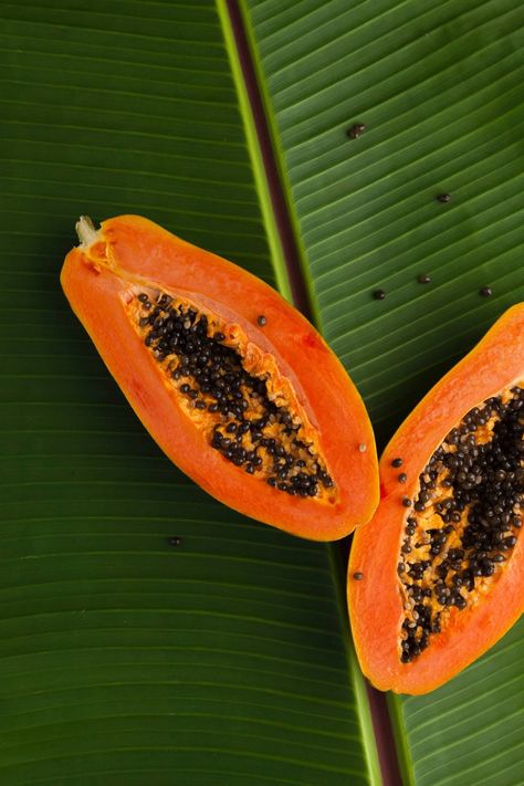 Papaya is one of the most popular Mexican fruits, commonly eaten at breakfast. Papaya Pictures, Papaya Images, Papaya Seeds, Fruit Picture, Papaya Fruits, Types Of Fruit, Green Banana, Fat Burning Foods, Tropical Fruit