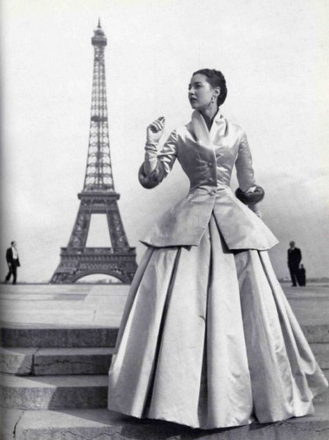 Christian Dior "Corolle" Collection, 1947 Dior New Look, Vogue Vintage, Dior Collection, Carmen Miranda, Patrick Demarchelier, Look Retro, Dior Vintage, Paris Mode, Christian Dior Couture