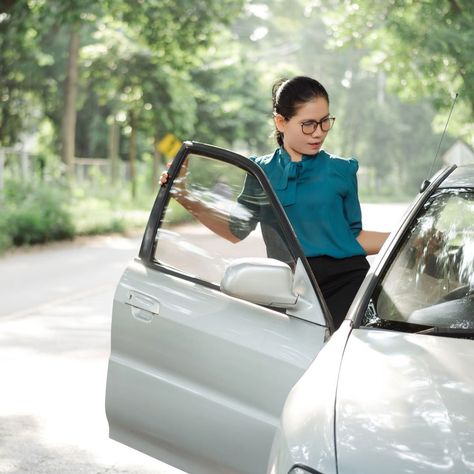 17 Essential Items You Should Always Keep in Your Car Opening Car, Connected Car, Safe Cars, Auto Body Repair, Handyman Services, Bmw 2002, Family Handyman, Service Station, Specialty Tools