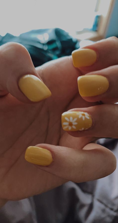 Summer Yellow Nail Designs, Simple Summer Nails Yellow, Late Spring Nails, Yellow Sns Nails, Yellow Nails With Daisy Design, Sunshine Nails Design, Daisy Nails Yellow, Yellow Nails With Daisy, Light Yellow Gel Nails Short