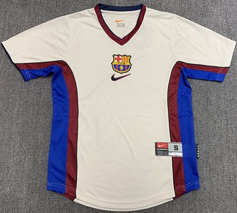 Vintage Barcelona Jersey, Best Football Kits, Football Jersey Outfit, Outfit Retro, Sports Jersey Design, Vintage Football Shirts, Retro Football Shirts, Classic Football Shirts, Football Fashion