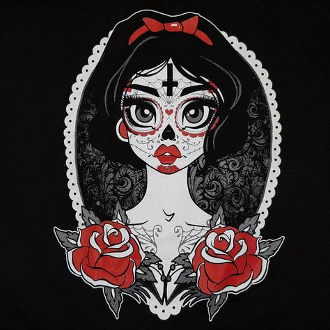 Tee shir gothique glam rock blanche neige tattoo rockabilly www.belldandy.fr #rockabilly #gothique #glamrock #rock #blancheneige #snowwhite Sugar Skull Wallpaper, Twisted Disney Princesses, Cherry Martini, Martini Art, Rockabilly Art, Alternative Disney, Punk Disney, Princesses Disney, Skull Crafts