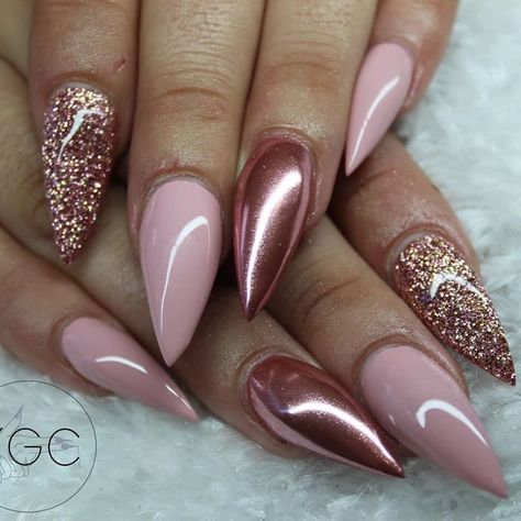 Rose Gold Almond Nails Designs, Elegant Nails Rose Gold, Gold Rose Nails Design, Rose Gold And Gold Nails, Rose Gold And Brown Nails, Nails That Go With Rose Gold Dress, Rose Color Nail Designs, Glitter Rose Gold Nails, Rose Gold Almond Nails Sparkle