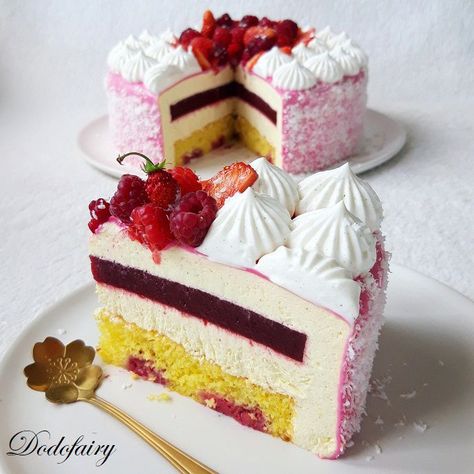 Summer Cake Recipes, Patisserie Design, Pastry School, Vanilla Paste, Summer Cakes, Chiffon Cake, Strawberries And Cream, Layer Cake, Vanilla Cake