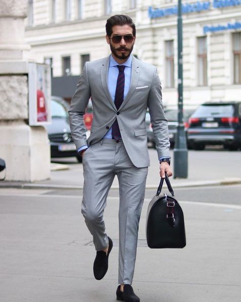 best suit colors for men image gray Suit Colors For Men, Grey Suit Combinations, Men Suit Outfit, Mens Suit Colors, Terno Slim Fit, Suit Colors, Shirt And Tie Combinations, Grey Suit Men, A Man In A Suit