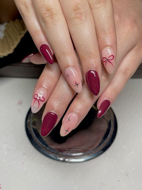 Gel Bow Nails, Nails Inspo New Year, Nail Pink Ideas, Pink Red Nail Designs, Christmas Coquette Nails, Nails For Christmas And New Years, Christmas Red Nail Designs, Bow Nails Christmas, Red Inspo Nails