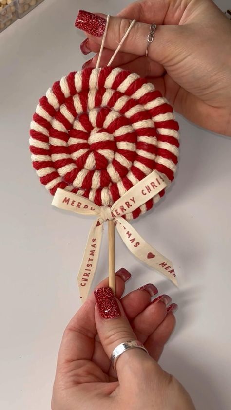 Christmas Lollipop Decorations, Diy Yarn Decor, Christmas Lollipops, Christmas Decorations Diy Crafts, Easy Christmas Ornaments, Diy Christmas Ornament, Handmade Christmas Crafts, Christmas Tree Decorations Diy, Rope Crafts Diy