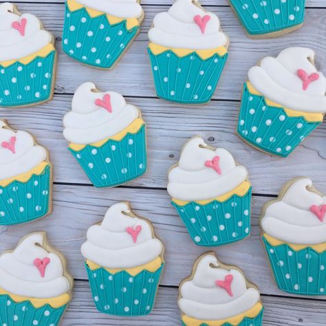 Cupcake Cookie Decorating Ideas, Royal Icing Cupcake Cookies, Decorated Cupcake Cookies, Birthday Cupcake Cookies Decorated, Easy Birthday Cookies Decorated, Cupcake Royal Icing Cookies, Cupcake Decorated Cookies, Cupcake Sugar Cookies Decorated, Cupcake Sugar Cookies