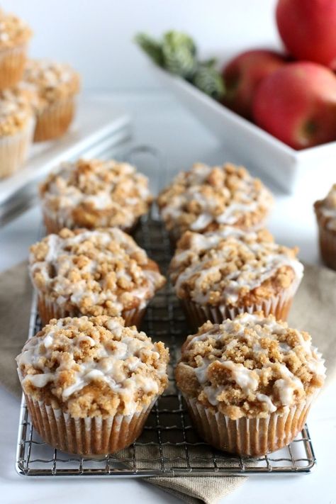 Apple Crumb Muffins - Cake Me Home Tonight Streusel Topping For Muffins, Apple Crumb Muffins, Best Banana Muffin Recipe, Cinnamon Swirl Muffins, Cinnamon Streusel Muffins, Crumb Muffins, Apple Crumb, Apple Cinnamon Muffins, Cake Muffins