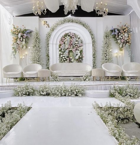 Moodboard Wedding Decoration, White Stage Decoration Wedding, Wedding Decorations Indoor Simple, Dekor Pelaminan Modern, Dekorasi Wedding Simple, Pelaminan Aesthetic, Dekor Nikahan, All White Wedding Reception, Wedding Pelamin