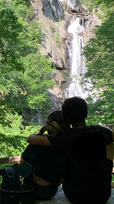 Roadtrip Couple Pictures, Hiking With Girlfriend, Hiking Date Aesthetic, Hiking Couple Aesthetic, Hiking Couple Pictures, Couple Hiking Aesthetic, Trekking Couple, Couple Waterfall, Couples Hiking Pictures