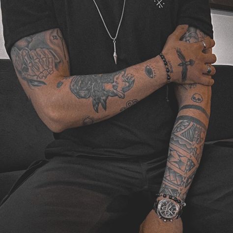 Black and white arm tattoos Ben White Tattoo, Men Arm Tattoos, Tatted Men, Rob Kardashian, Timeless Tattoo, Arm Tats, Adrienne Bailon, Dope Outfits For Guys, Hand Tattoos For Guys