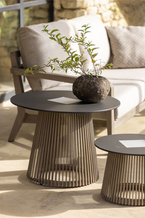 Tecka solar-powered garden table: explore the collection and all solar lamps Screened Porch Under Deck, Porch Under Deck, Patio Side Table Ideas, Under Deck Patio Ideas, Under Deck Patio, Deck Patio Ideas, Outdoor Terrace Furniture, Paver Patio Ideas, Side Table Outdoor