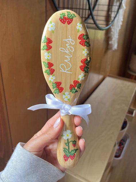 hand painted customized wooden hairbrushes with ribbon Mom Handmade Gifts, Wooden Comb Painting, Painted Wood Hair Brush, Wooden Brush Painting, Hair Brush Painting Ideas, Painted Wooden Brush, Hair Brush Painting, Painting Hairbrushes, Hand Painted Hair Brush