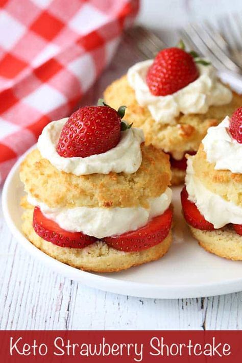 Keto Strawberry Shortcake, Strawberry Shortcake Recipe, Strawberry Shortcakes, Yummy Biscuits, Low Carb Low Fat Recipes, Keto Biscuits, Strawberry Shortcake Recipes, Shortcake Recipe, Low Carb Chicken Recipes