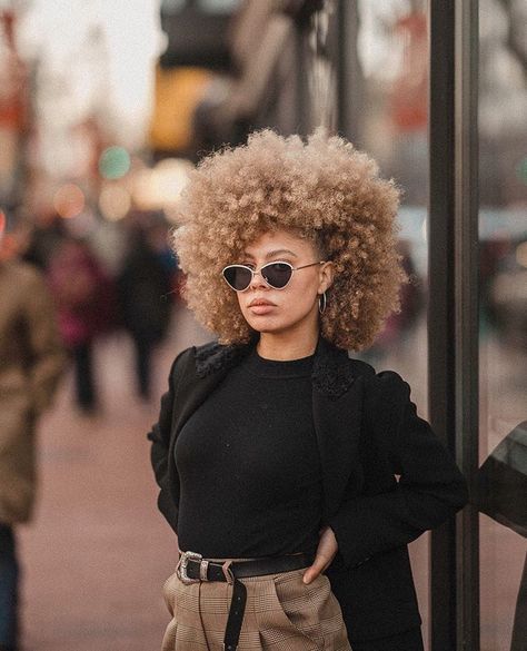 Khalidah | The Iconic GIRLS™ on Instagram: “🌿The question isn’t who’s going to let me; it’s who is going to stop me. #AynRand . . 📷Iconic Girl Of The Day @goldynaps  #motivation…” Blonde Natural Hair, Invisible Woman, Pelo Afro, Coily Hair, Natural Hair Inspiration, Natural Hair Tips, Hair Journey, Curly Girl, Afro Hairstyles