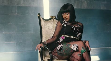 Cardi B stars in a music video for “Bodak Yellow” single Cardi B Music, Cardi B Video, Bodak Yellow, Dj Snake, Women In Music, Female Rappers, Music Star, Yellow Fashion, Cardi B