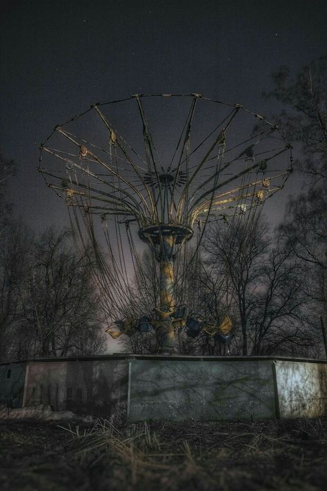 Haunted Amusement Park Aesthetic, Abandoned Carnival Aesthetic, Old Amusement Park, Abandoned Theme Park Aesthetic, Abandoned Amusement Park Aesthetic, Abandoned Fairground, Abandoned Carousel, Abandoned Circus, Abandoned Park