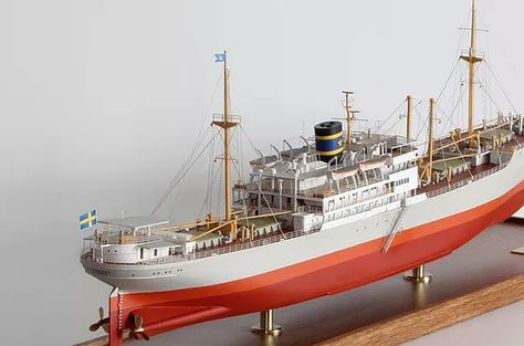 Bluenose Schooner, Steam Ship, Ship In Bottle, Sailing Ship Model, Model Ship Kits, Ship Pictures, Scale Model Ships, Boat Building Plans, Merchant Navy