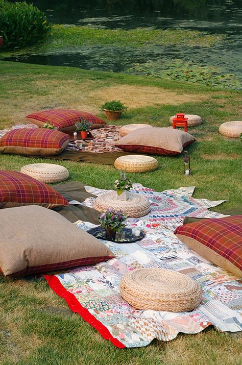 Outdoor Ground Seating, Ground Table With Pillows, Carpet Picnic Ideas, Outdoor Garden Seating Ideas, Garden Party Seating, Outdoor Party Seating, Lawn Seating, Rustic Rehearsal Dinners, Colin Cowie