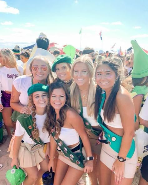 Girl Scout Costume College, Cute Group Halloween Costumes College, Girl Scout Costume Women, Girl Scouts Costume, Girl Scout Halloween Costume, Carnival Costumes Ideas, Carnaval Outfits, Halloween Group Costumes, Girl Scout Costume