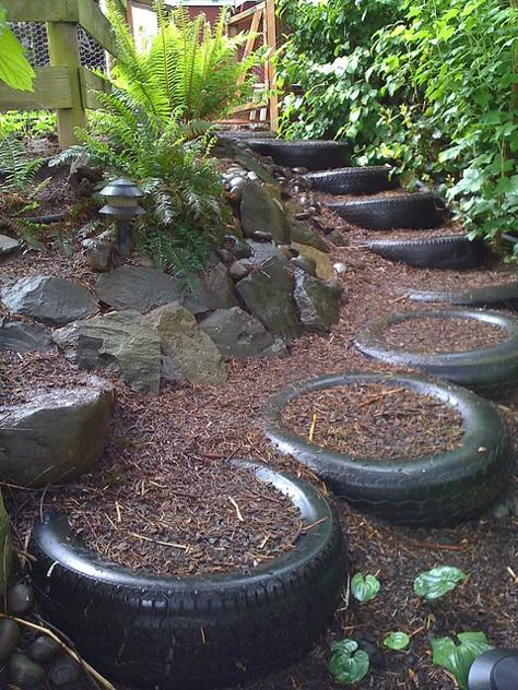 tires used as steps. great idea ... i have a few on the farm Moderne Have, Tire Garden, نباتات منزلية, Garden Stairs, Tyres Recycle, Meteor Garden 2018, Garden Steps, Outdoor Stairs, Old Tires