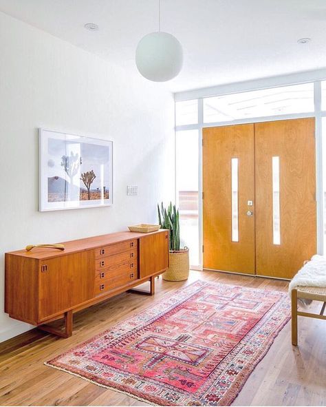 entry way goals 👑 how could you not be relaxed walking into this at the end of the day? I think my favourite part is this stunning front… Modern Entryway Decor, Design Interior Modern, Mid Century Modern Interior Design, Mid Century Ranch, Mid Century Modern Bedroom, Mid Century Modern Living, Mid Century Modern Living Room, Mid Century Modern Interiors, Wooden Floors