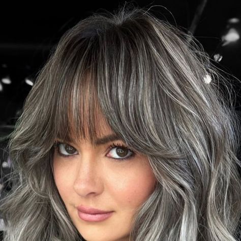 Ashlee on Instagram: "This gray blending moment though 😍❄️  I see Kate for color once a year! Her base is her natural with the most gorgeous gray mixed in. We do a full head of foilayage as well as a bunch of tip outs to get her icy af ❄️❄️❄️ This color is ONLY possible because we are not lifting out previous color. This look would never be possible if she had been putting color on her base previously 💡  What do you think?!   ✨Assisted by @jeanss.madhouse ✨ _________________________ ➕TECHNIQUE: foilayage  ➕LIFT: @oligopro 🤍 ➕GLOSS: @oliogopro  ➕FINISH: ✨  @olaplex ✨" Full Head Foils On Dark Hair, Highlights To Blend Gray Hair Dark Brown, Gray Blending, Grey Blending, Gray Highlights, Hair Blending, Grey Hair With Bangs, Going Gray Gracefully, Grey Hair Transformation